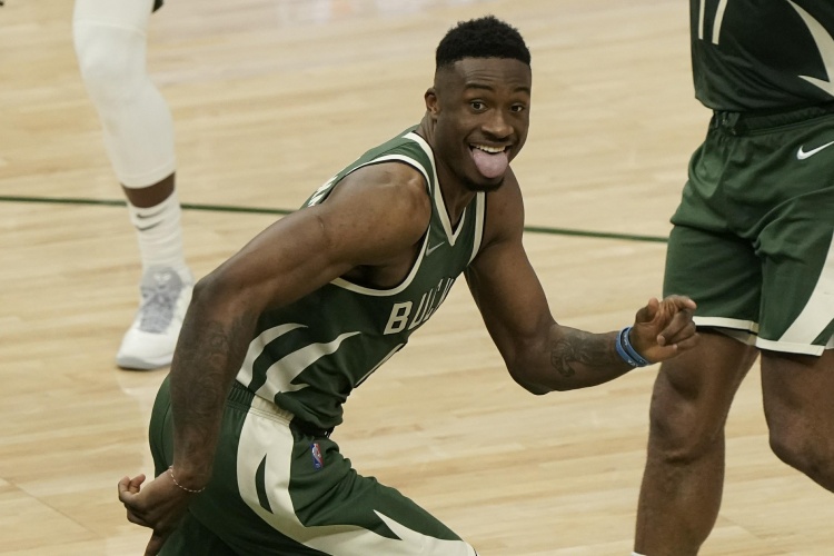 即时比分直播-哥哥来一个！字母哥哥空切篮下 无人盯防轻松上演双手扣篮