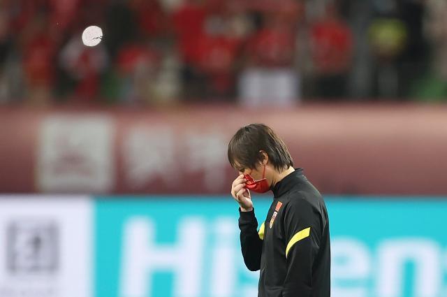 晴天霹雳?国足世预赛易地 多重困难来袭能否化险?